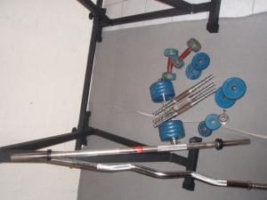 Kleine dumbbells, curl bar en EZ bar